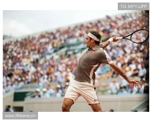 费德勒退役后还在穿高定打草地？